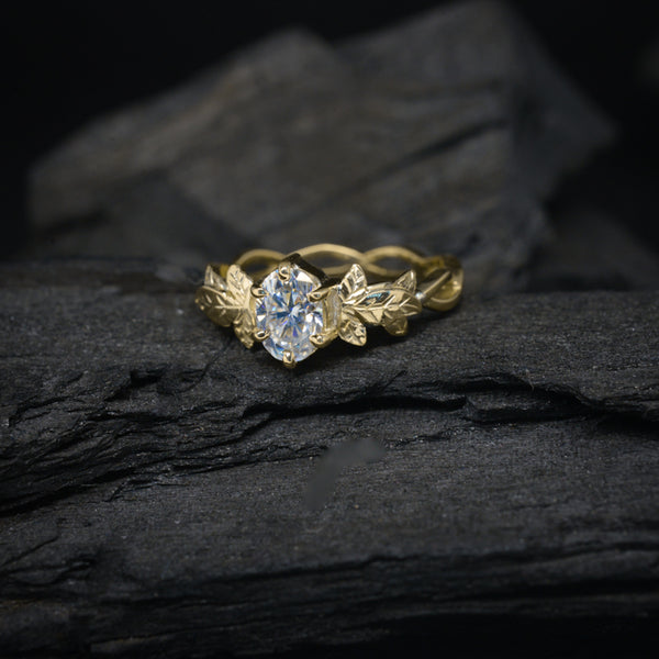 Anillo de compromiso con diamante de laboratorio oval de 1.0ct elaborado en oro amarillo de 14 kilates