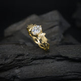 Anillo de compromiso con diamante de laboratorio oval de 1.0ct elaborado en oro amarillo de 14 kilates