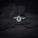 Anillo de compromiso con esmeralda natural y 12 diamantes naturales elaborado en oro blanco de 14 kilates
