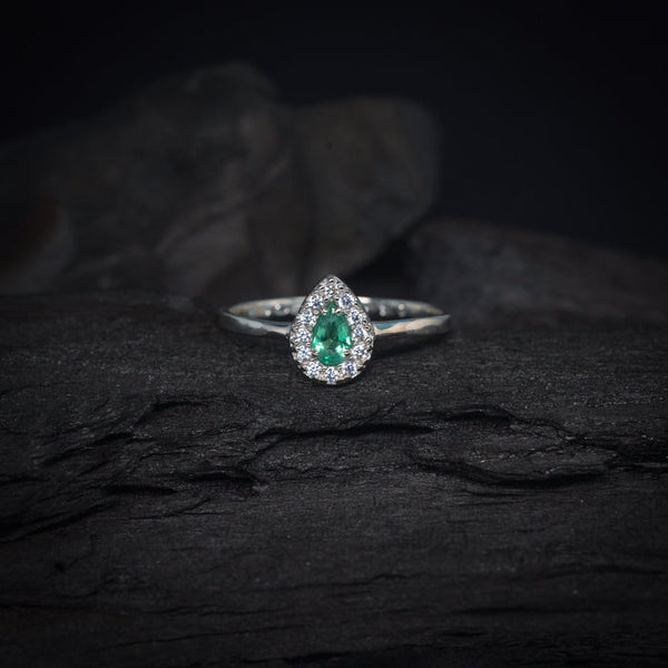 Anillo de compromiso con esmeralda natural y 12 diamantes naturales elaborado en oro blanco de 14 kilates