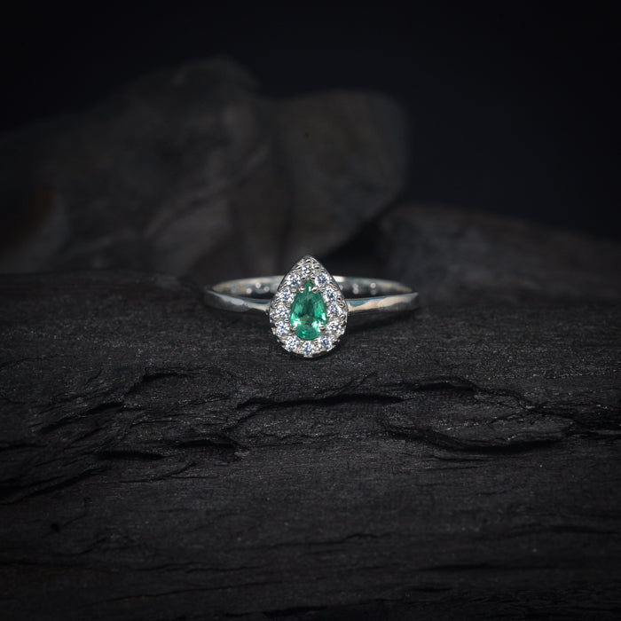 Anillo de compromiso con esmeralda natural y 12 diamantes naturales elaborado en oro blanco de 14 kilates