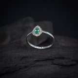Anillo de compromiso con esmeralda natural y 12 diamantes naturales elaborado en oro blanco de 14 kilates