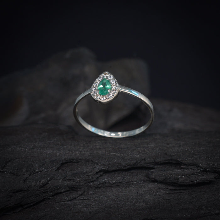 Anillo de compromiso con esmeralda natural y 12 diamantes naturales elaborado en oro blanco de 14 kilates