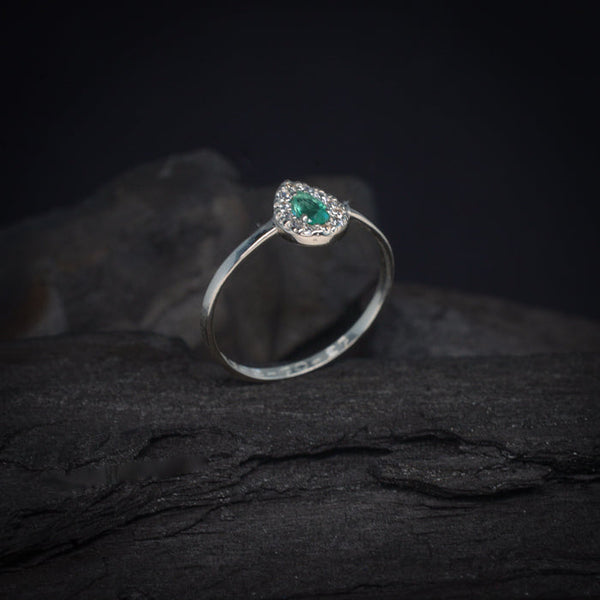 Anillo de compromiso con esmeralda natural y 12 diamantes naturales elaborado en oro blanco de 14 kilates