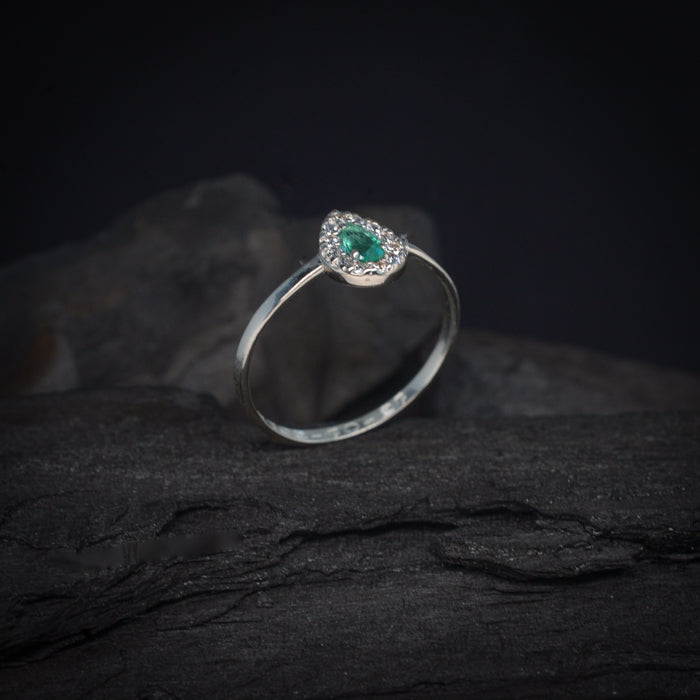 Anillo de compromiso con esmeralda natural y 12 diamantes naturales elaborado en oro blanco de 14 kilates