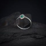 Anillo de compromiso con esmeralda natural y 12 diamantes naturales elaborado en oro blanco de 14 kilates