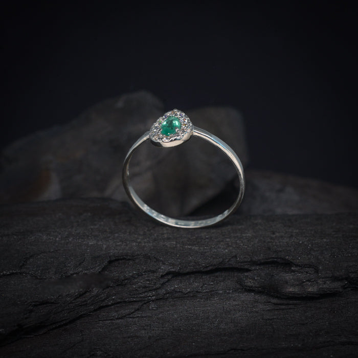 Anillo de compromiso con esmeralda natural y 12 diamantes naturales elaborado en oro blanco de 14 kilates