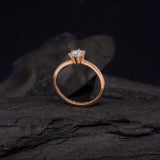 Anillo de compromiso con diamante de laboratorio central de .70ct realizado en oro rosa 14 kilates