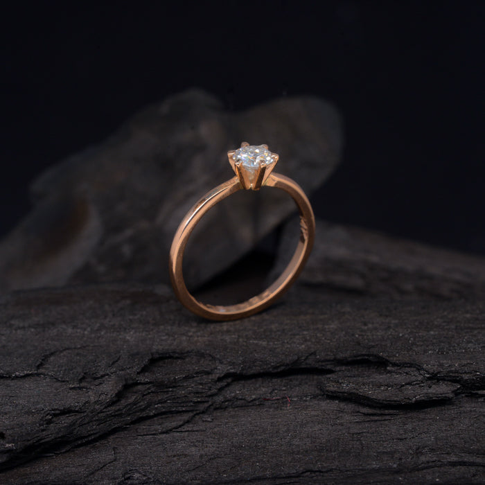 Anillo de compromiso con diamante de laboratorio central de .70ct realizado en oro rosa 14 kilates