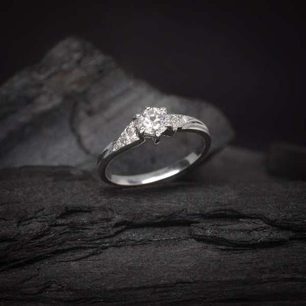 Anillo de compromiso con moissanita de .50ct certificado GRA y 6 diamantes naturales laterales elaborado en oro blanco de 14 kilates