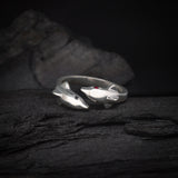 Anillo de compromiso con zafiros y rubíes naturales elaborado en oro blanco de 14 kilates