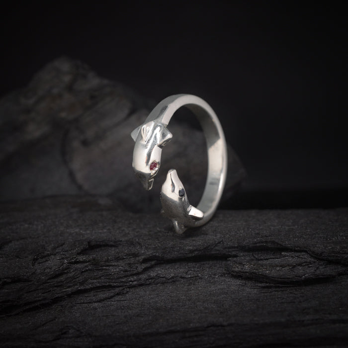 Anillo de compromiso con zafiros y rubíes naturales elaborado en oro blanco de 14 kilates