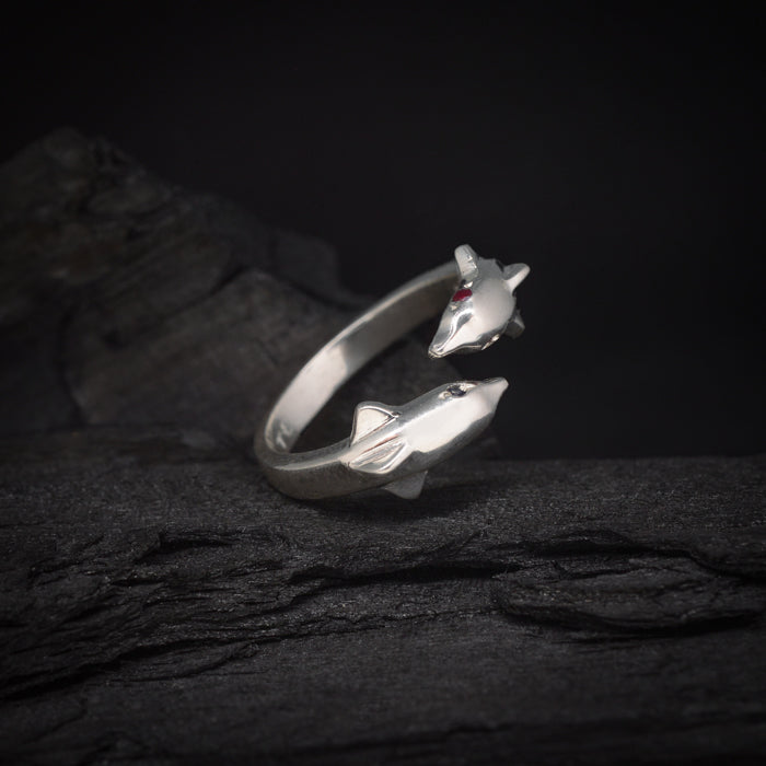 Anillo de compromiso con zafiros y rubíes naturales elaborado en oro blanco de 14 kilates