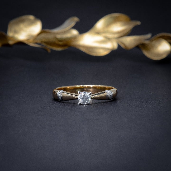 Anillo de compromiso con diamante natural de .20ct elaborado en oro amarillo de 14  kilates