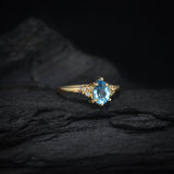 Anillo de compromiso con topacio corte gota y 6 diamantes laterales elaborado en oro amarillo de 14 kilates