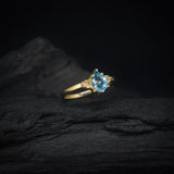 Anillo de compromiso con topacio corte gota y 6 diamantes laterales elaborado en oro amarillo de 14 kilates