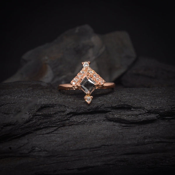 Anillo de compromiso con diamante natural sal y pimienta central de .50ct y 12 diamantes naturales laterales elaborado en oro rosa de 18 kilates