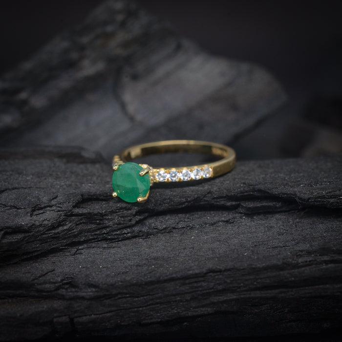 Anillo de compromiso con esmeralda natural y .25ct de diamantes naturales laterales elaborado en oro amarillo de 14 kilates