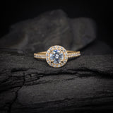 Anillo de compromiso con diamante natural de .80ct con certificación GIA y cristales laterales elaborado en oro amarillo de 14 kilates