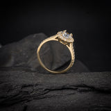 Anillo de compromiso con diamante natural de .80ct con certificación GIA y cristales laterales elaborado en oro amarillo de 14 kilates