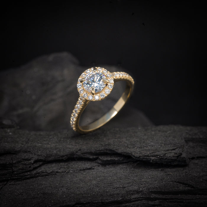 Anillo de compromiso con diamante natural de .80ct con certificación GIA y cristales laterales elaborado en oro amarillo de 14 kilates