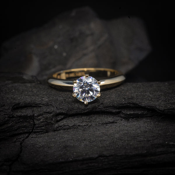 Anillo de compromiso con diamante natural de .60ct con certificación GIA realizado en oro amarillo 14 kilates