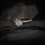 Anillo de compromiso con diamante natural de .60ct con certificación GIA realizado en oro amarillo 14 kilates