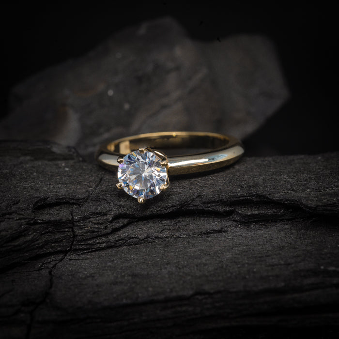 Anillo de compromiso con diamante natural de .60ct con certificación GIA realizado en oro amarillo 14 kilates