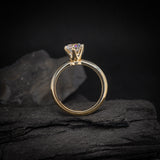 Anillo de compromiso con diamante natural de .60ct con certificación GIA realizado en oro amarillo 14 kilates