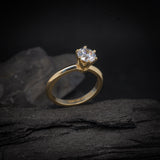 Anillo de compromiso con diamante natural de .60ct con certificación GIA realizado en oro amarillo 14 kilates