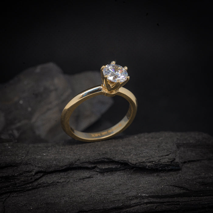 Anillo de compromiso con diamante natural de .60ct con certificación GIA realizado en oro amarillo 14 kilates