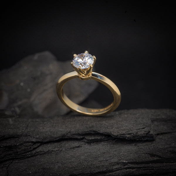 Anillo de compromiso con diamante natural de .60ct con certificación GIA realizado en oro amarillo 14 kilates