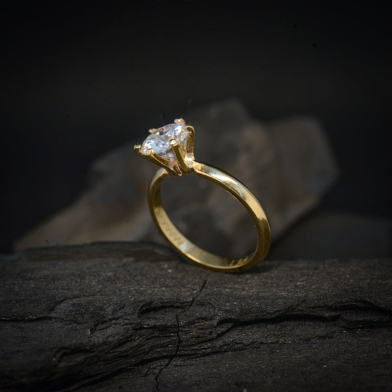 Anillo de compromiso con moissanita de 1.5ct con certificado GRA realizado en oro amarillo 14 kilates