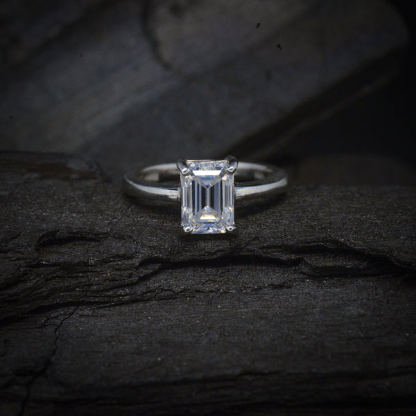 Anillo de compromiso con diamante de laboratorio esmeralda de 2.0ct con certificado IGI elaborado en oro blanco de 14 kilates