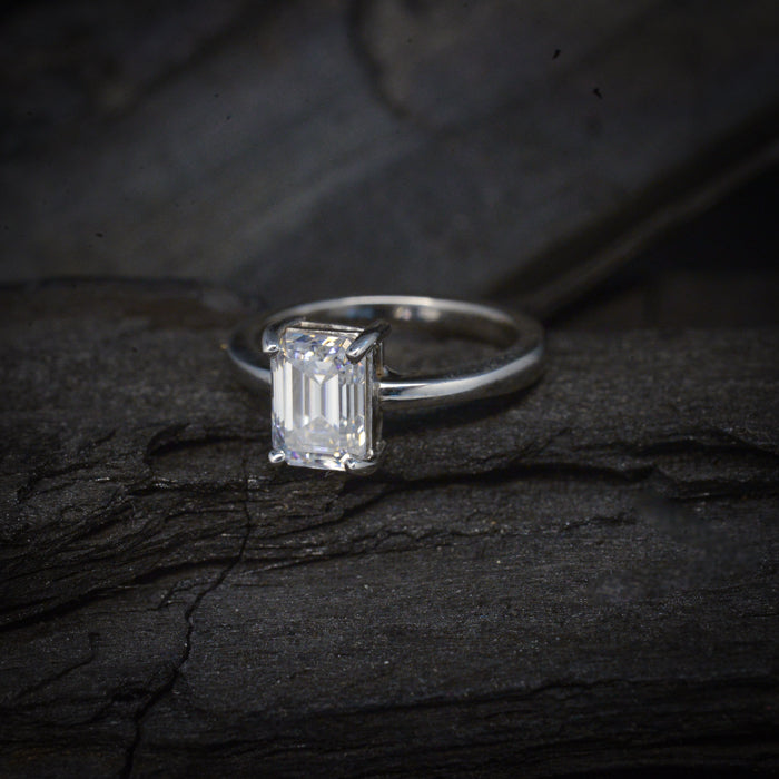 Anillo de compromiso con diamante de laboratorio esmeralda de 2.0ct con certificado IGI elaborado en oro blanco de 14 kilates