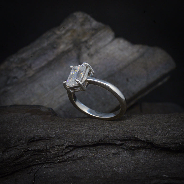 Anillo de compromiso con diamante de laboratorio esmeralda de 2.0ct con certificado IGI elaborado en oro blanco de 14 kilates