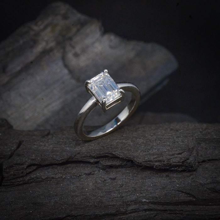 Anillo de compromiso con diamante de laboratorio esmeralda de 2.0ct con certificado IGI elaborado en oro blanco de 14 kilates