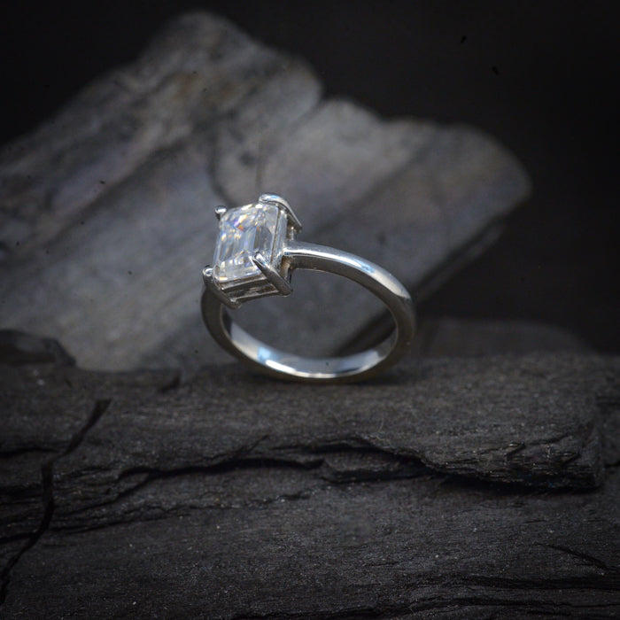 Anillo de compromiso con diamante de laboratorio esmeralda de 2.0ct con certificado IGI elaborado en oro blanco de 14 kilates