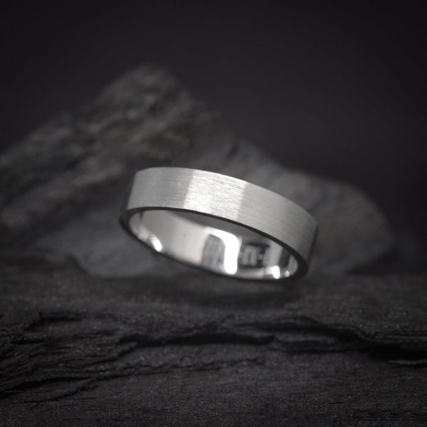 Argolla de matrimonio maciza de 4mm elaborada en oro blanco de 18k