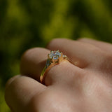 Anillo de compromiso con moissanita de .50ct certificado GRA y 6 diamantes naturales laterales elaborado en oro amarillo de 14 kilates