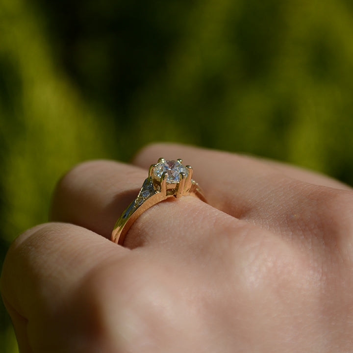 Anillo de compromiso con moissanita de .50ct certificado GRA y 6 diamantes naturales laterales elaborado en oro amarillo de 14 kilates