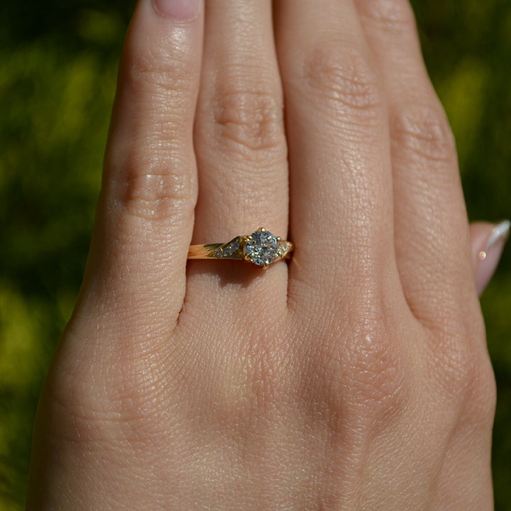 Anillo de compromiso con moissanita de .50ct certificado GRA y 6 diamantes naturales laterales elaborado en oro amarillo de 14 kilates
