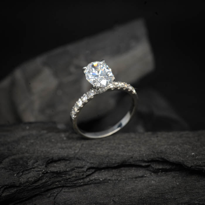 Anillo de compromiso con moissanita oval de 2.0ct con certificado GRA y moissanitas laterales elaborado en oro blanco de 14 kilates