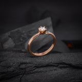 Anillo de compromiso con diamante natural central de .30ct con certificación GIA realizado en oro rosa de 14 kilates