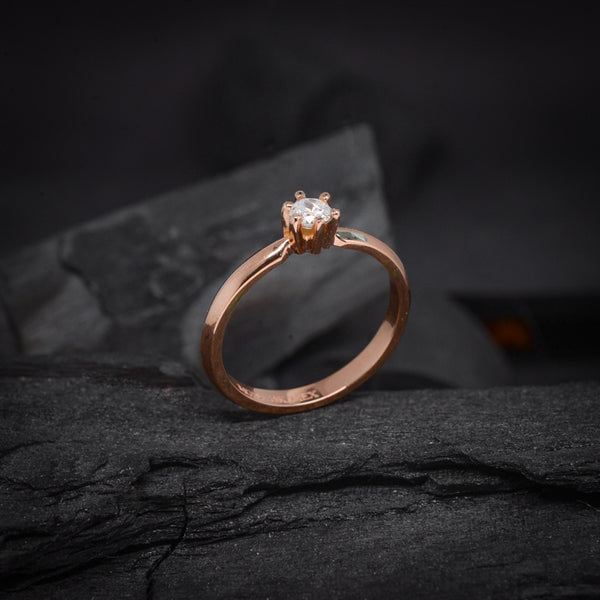 Anillo de compromiso con diamante natural central de .20ct realizado en oro rosa 18 kilates