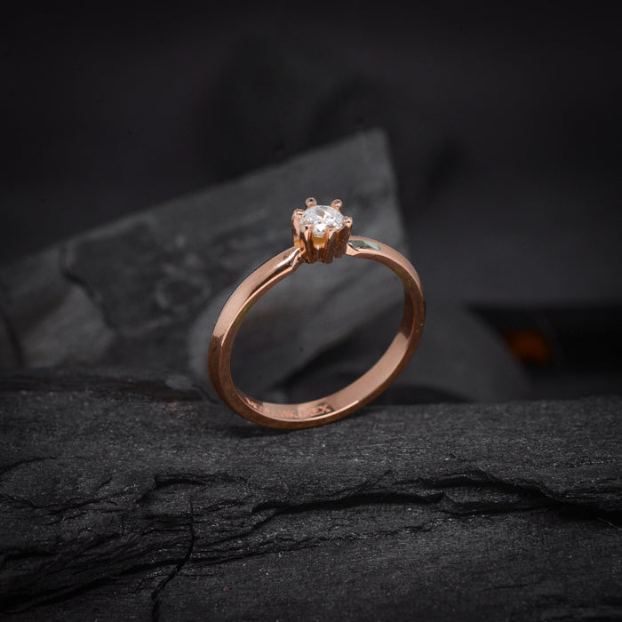 Anillo de compromiso con moissanita de .50ct con certificado GRA realizado en oro rosa 10 kilates