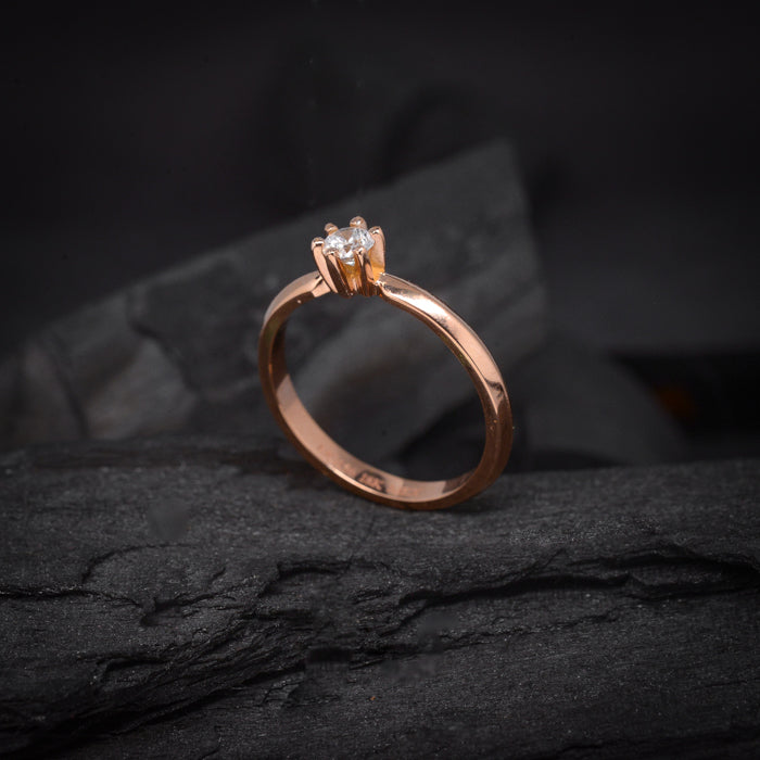 Anillo de compromiso con diamante natural central de .20ct realizado en oro rosa 10k
