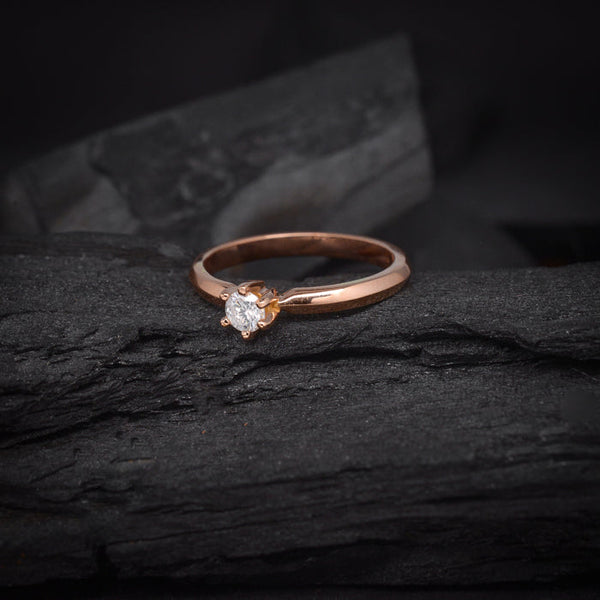 Anillo de compromiso con diamante natural central de .20ct realizado en oro rosa 10k