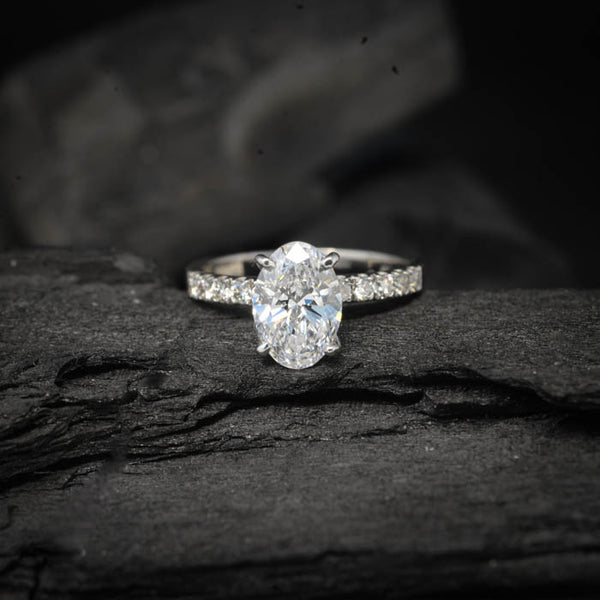 Anillo de compromiso con moissanita oval de 2.0ct con certificado GRA y moissanitas laterales elaborado en oro blanco de 14 kilates