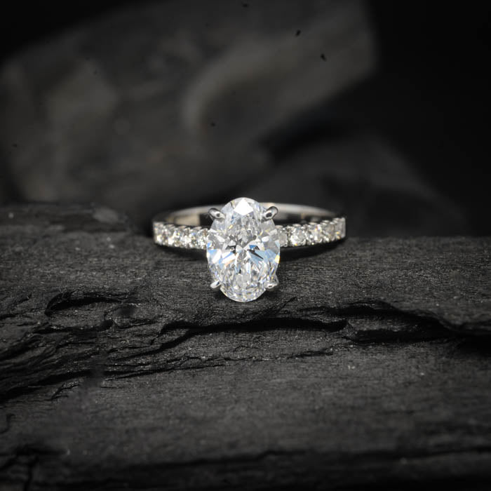 Anillo de compromiso con moissanita oval de 2.0ct con certificado GRA y moissanitas laterales elaborado en oro blanco de 14 kilates